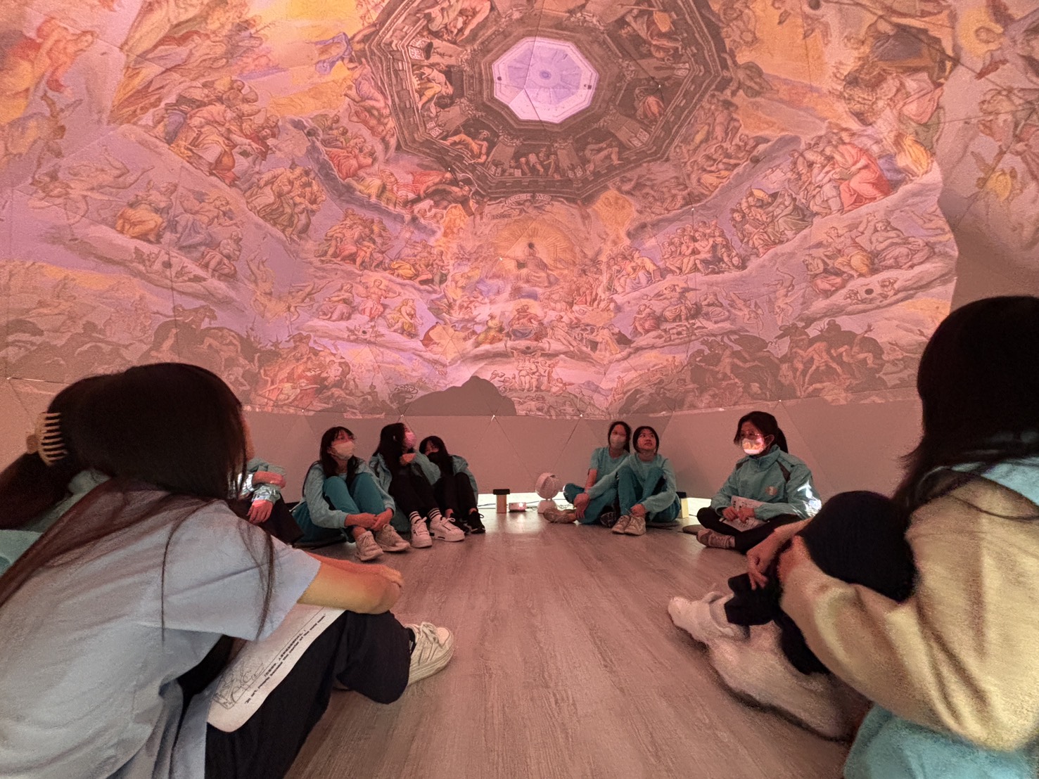 穹頂內部搭載 360 度全景投影技術，重現百花大教堂穹頂壁畫《末日審判》