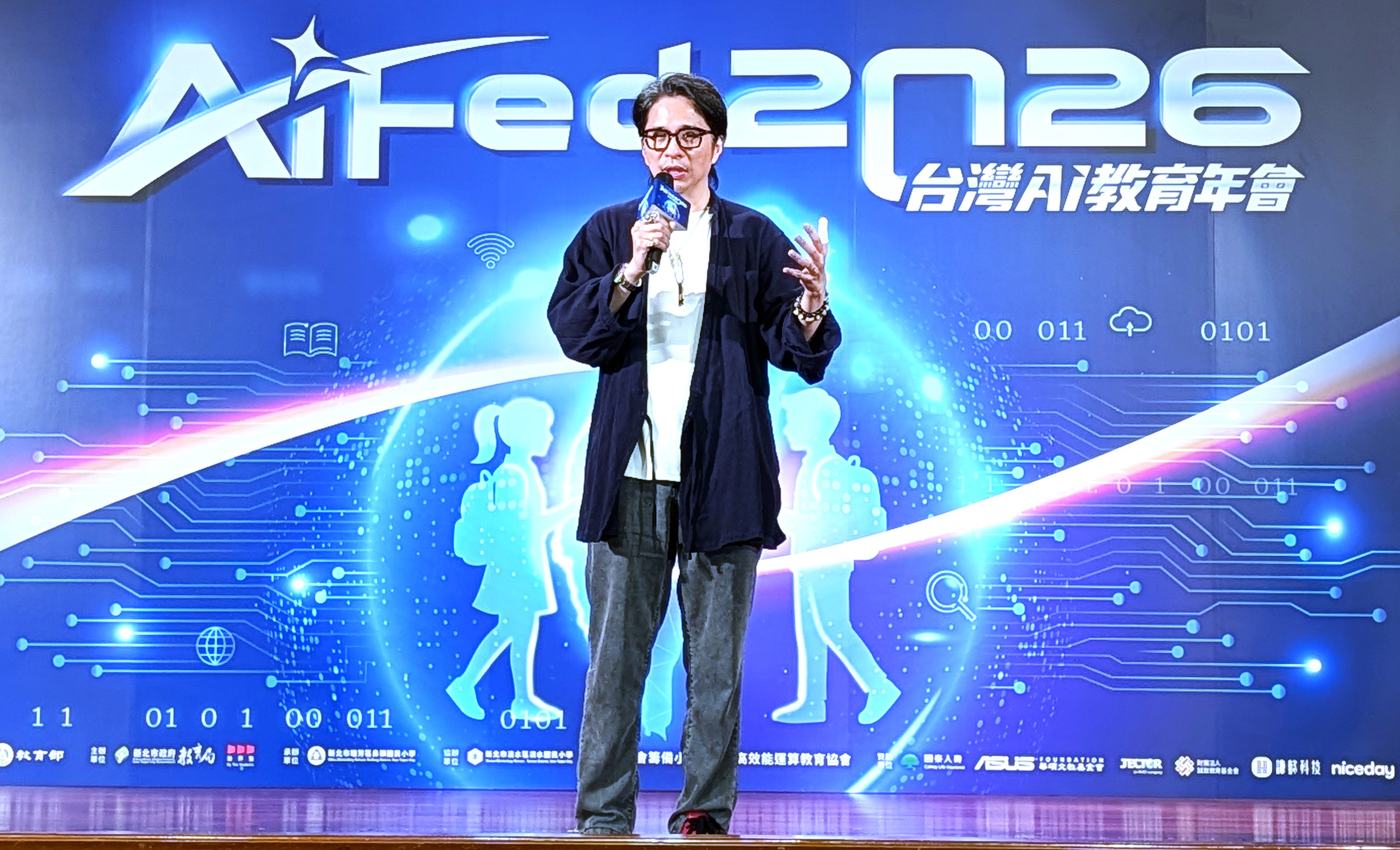 2026台灣AI教育年會籌備主席台灣大學教授葉丙成致詞歡迎全台參與年會的教師_0.jpg