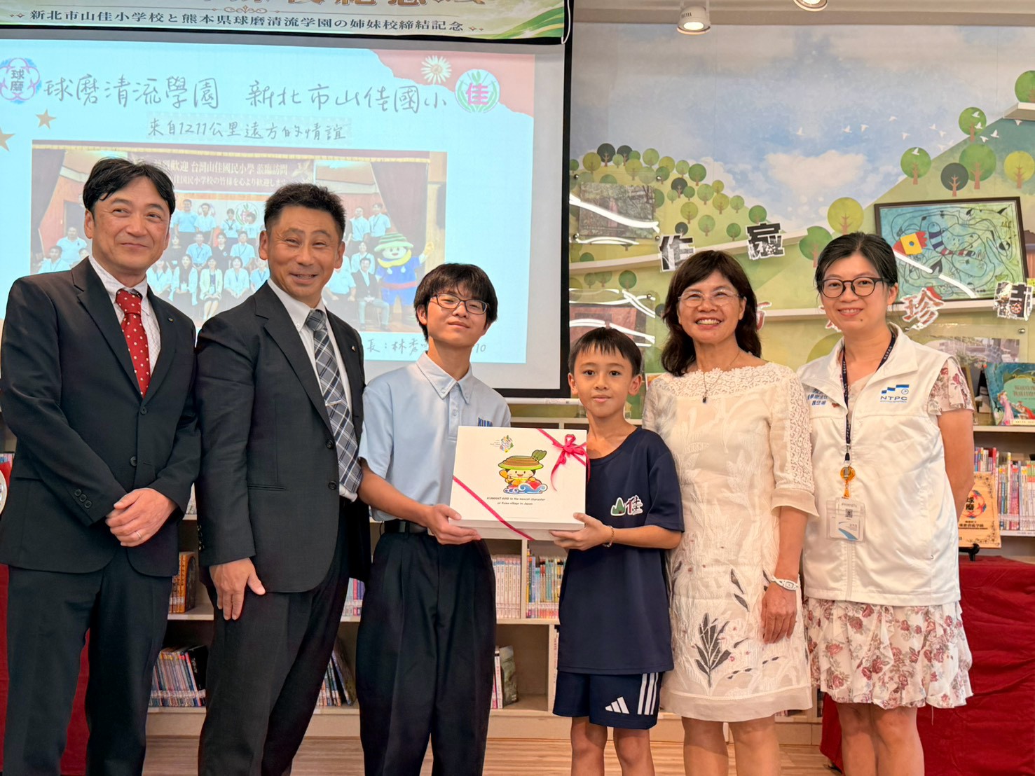 20260810球磨清流學園締結姐妹校_日方學生致贈山佳學生禮物.jpg