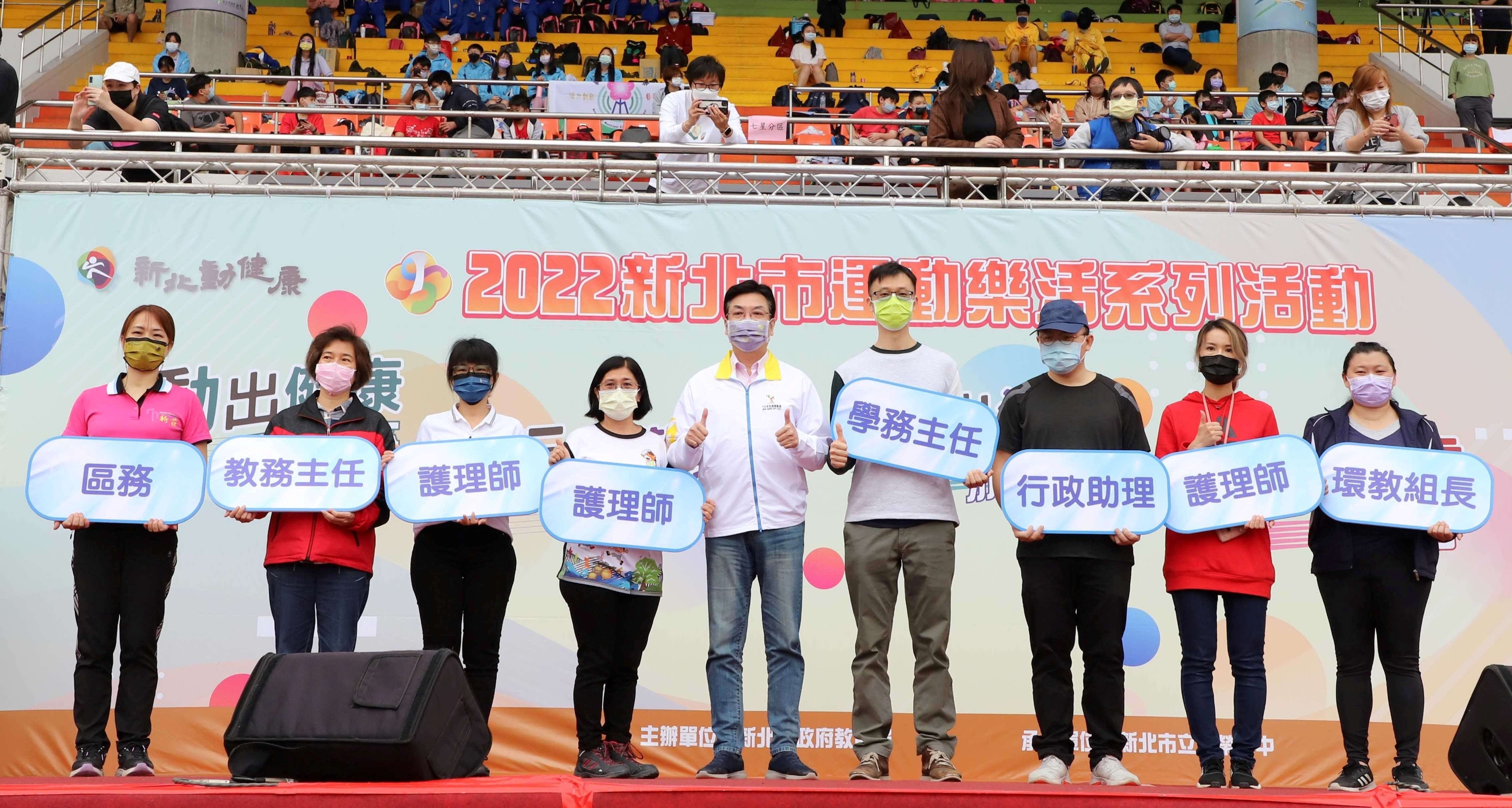 2.副市長劉和然(左5)感謝8位校園防疫人員代表.jpg