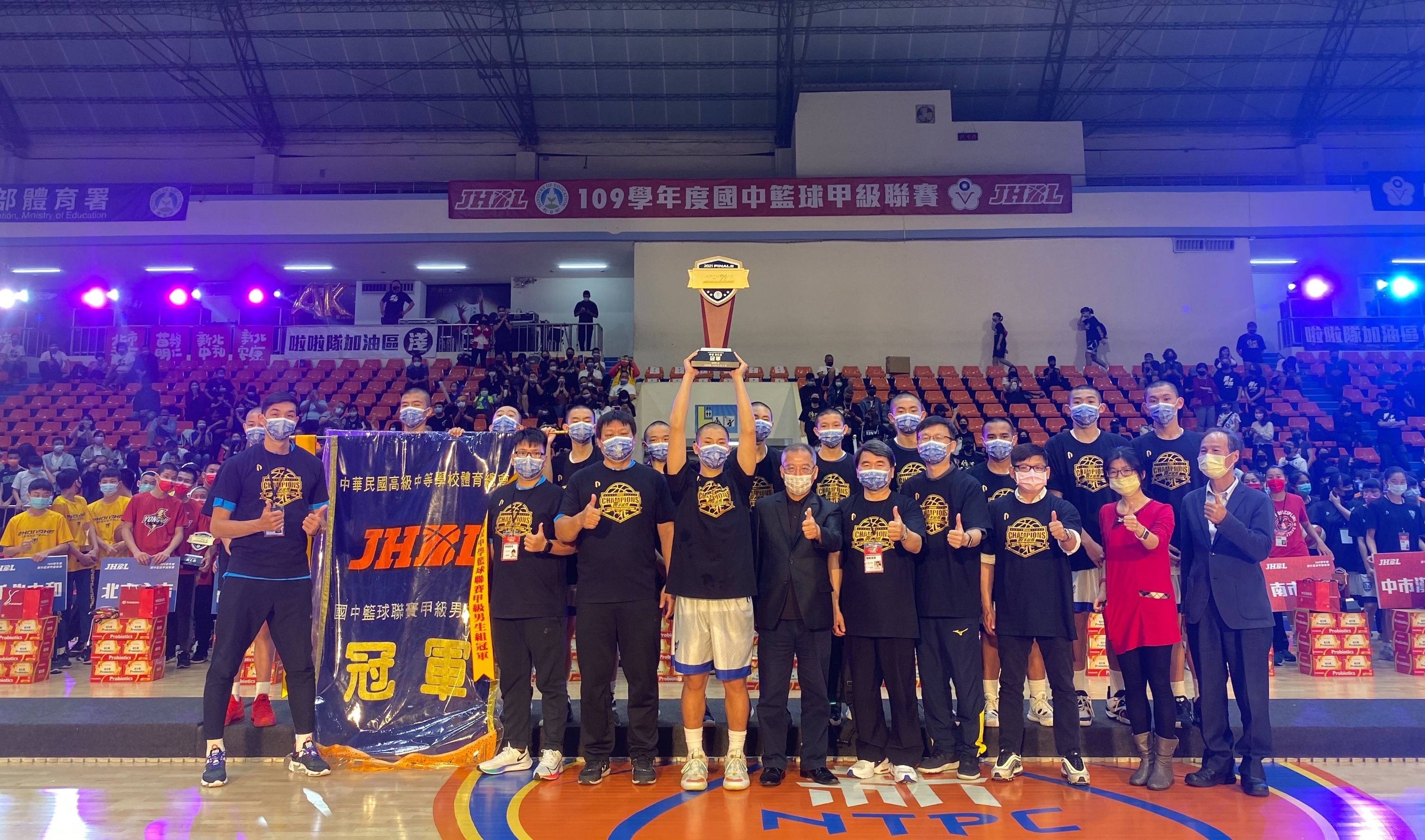 2.安康高中國中部奪得國中籃球甲級聯賽冠軍.