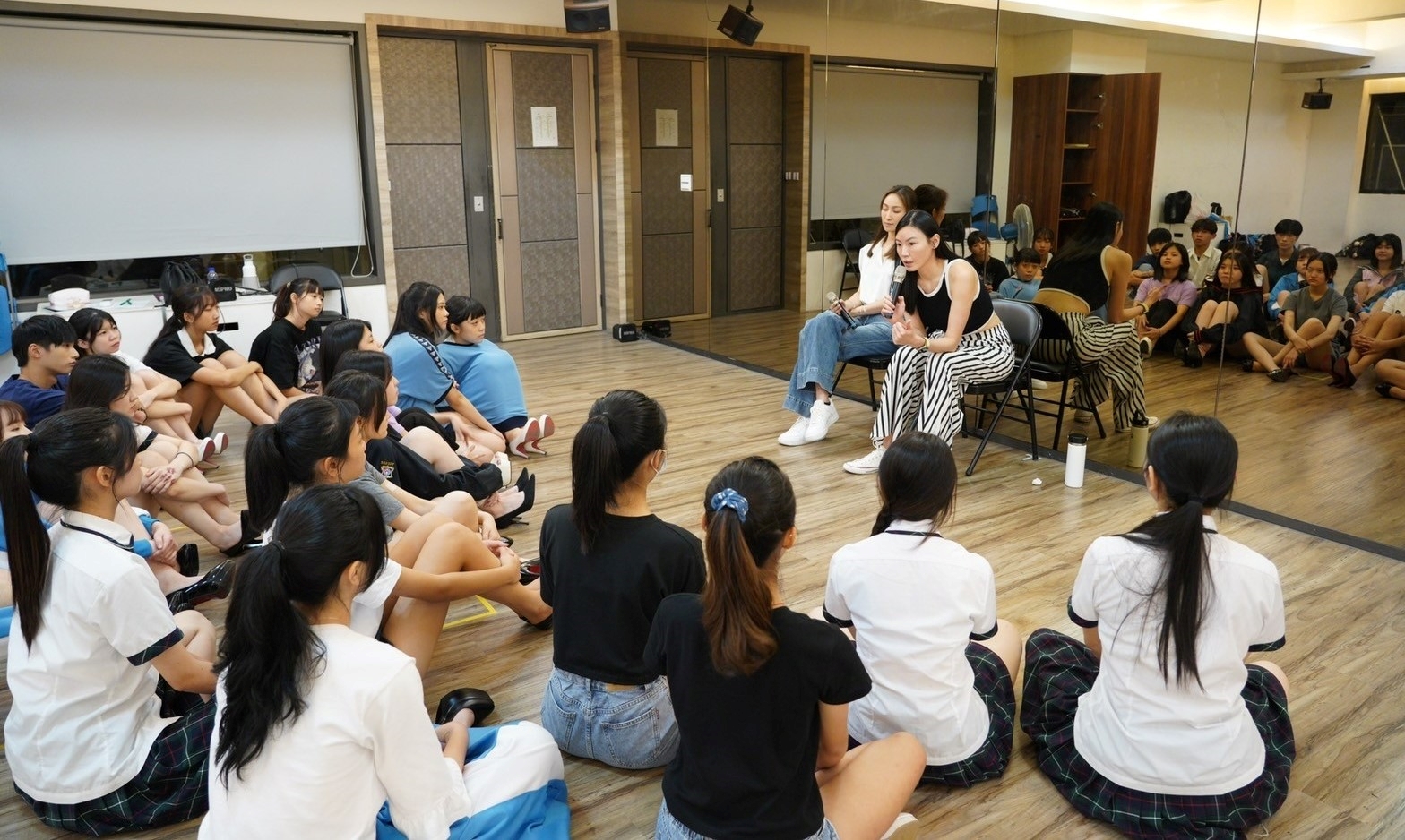 2.李彬老師指導鬥艷模特兒專業培訓課程.jpg