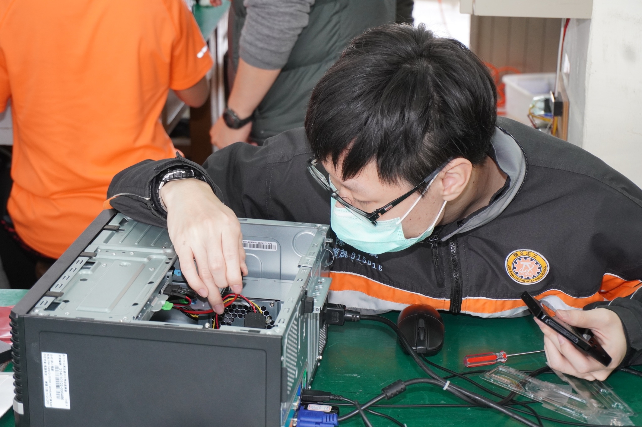 2.瑞芳高工學生將電腦硬碟升級為固態硬碟，幫助鄰近國中資訊教學設備提高效能.jpg