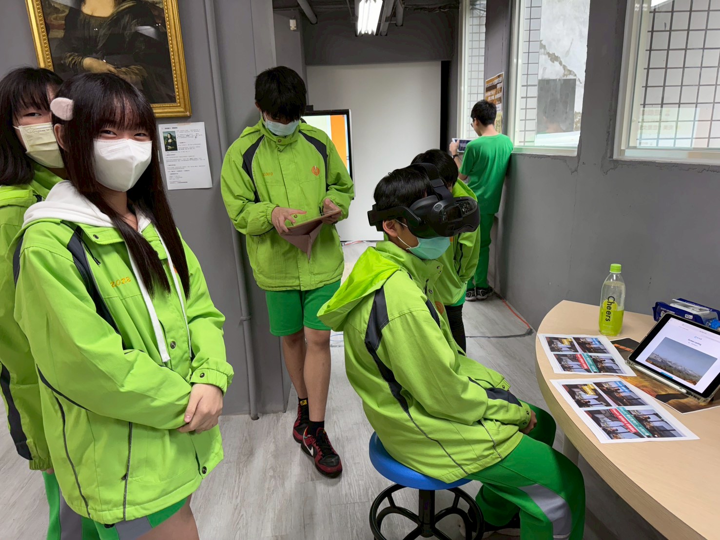 學生戴上VR頭盔穿越至法國羅浮宮欣賞達文西真跡