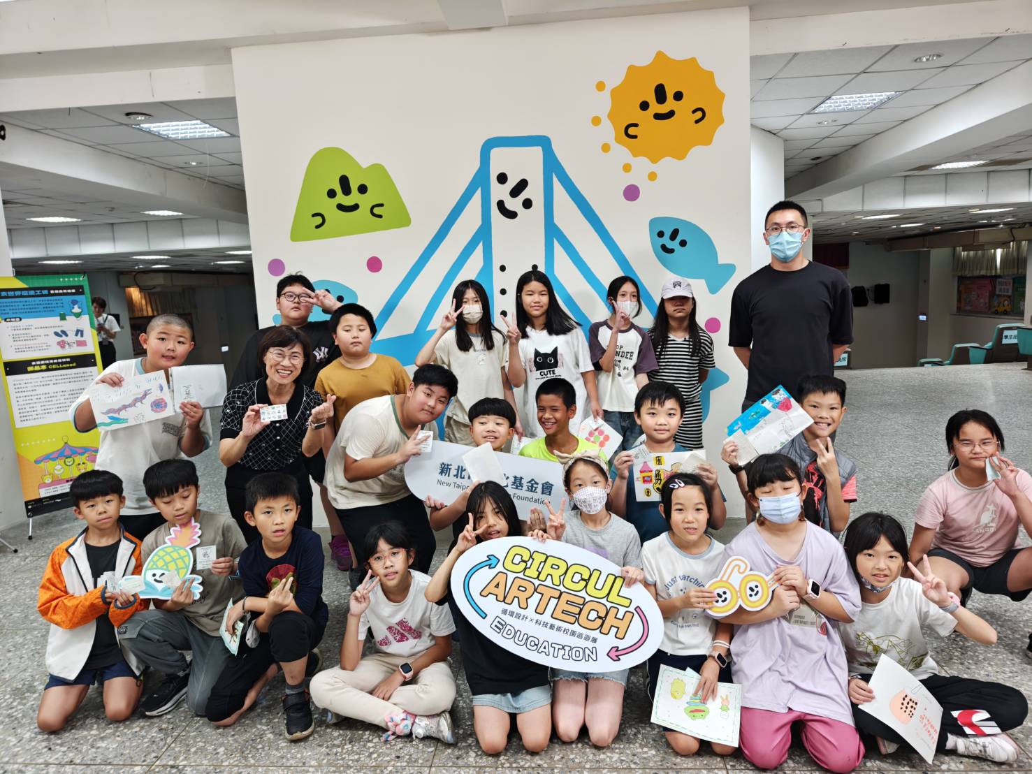 大崁國小 藝術x 科技起飛「T小姐與A先生的跳島旅行」巡迴展暨國際藝術大師AKI繪畫創作揭幕