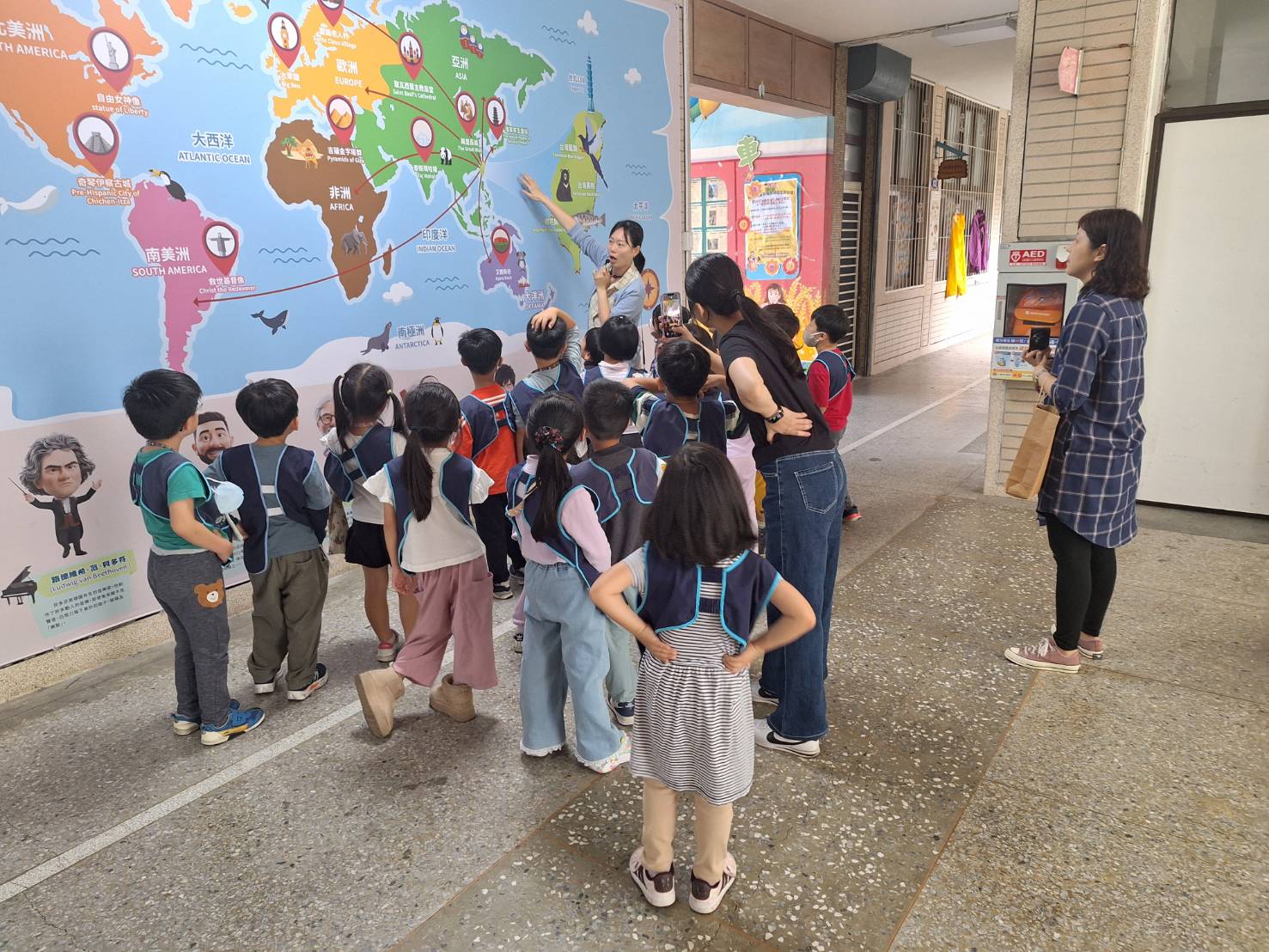 自強國小全新國際教育名人牆落成 點亮孩子的生命教育與典範學習