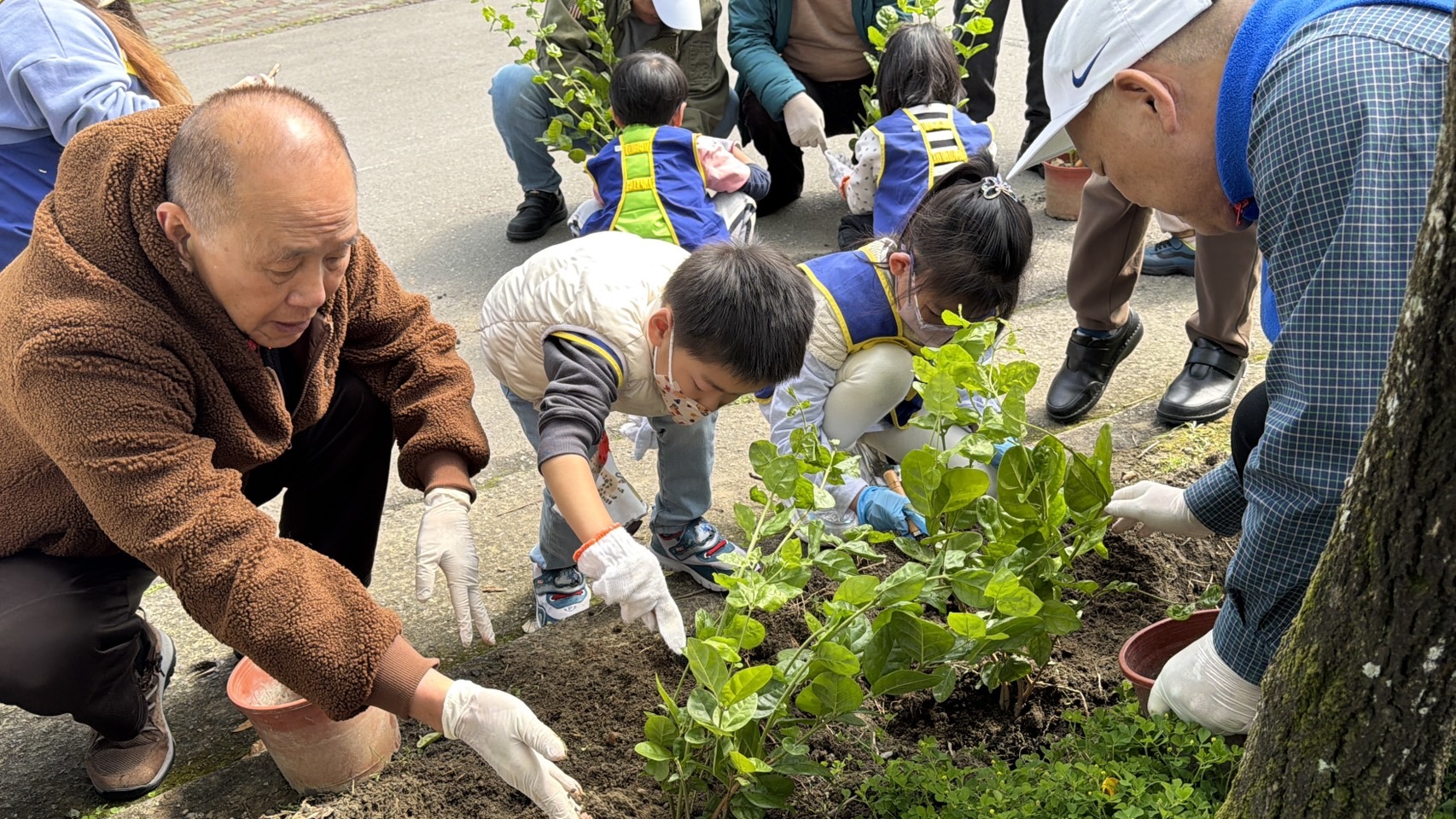 孩子的一雙手，牽起一段記憶-大觀非營利幼兒園走進榮家，讓茉莉香再次盛開