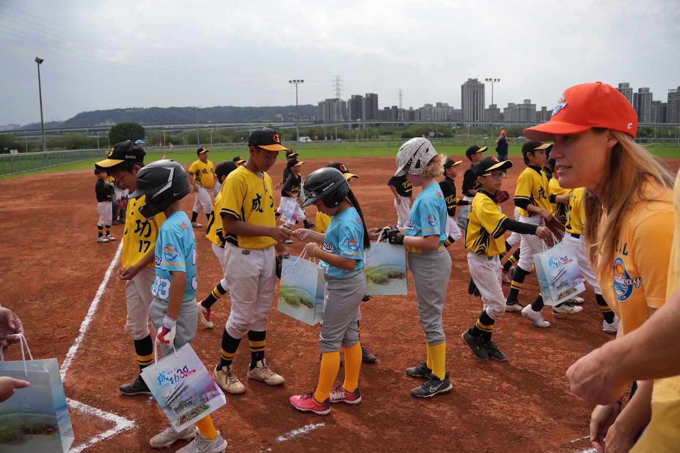 成功國小辦理臺美棒球交流活動 以球會友、以文化連心 送給孩子最難忘的兒童節禮物