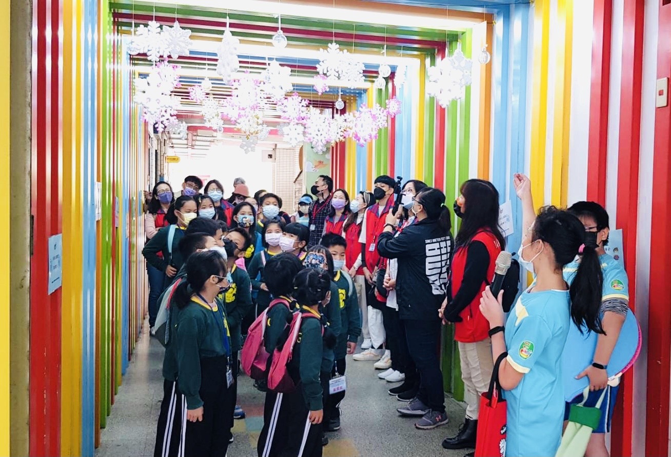 新北成州 花蓮萬寧兩校 成千成萬的教育希望 陳牽成萬的學子交流