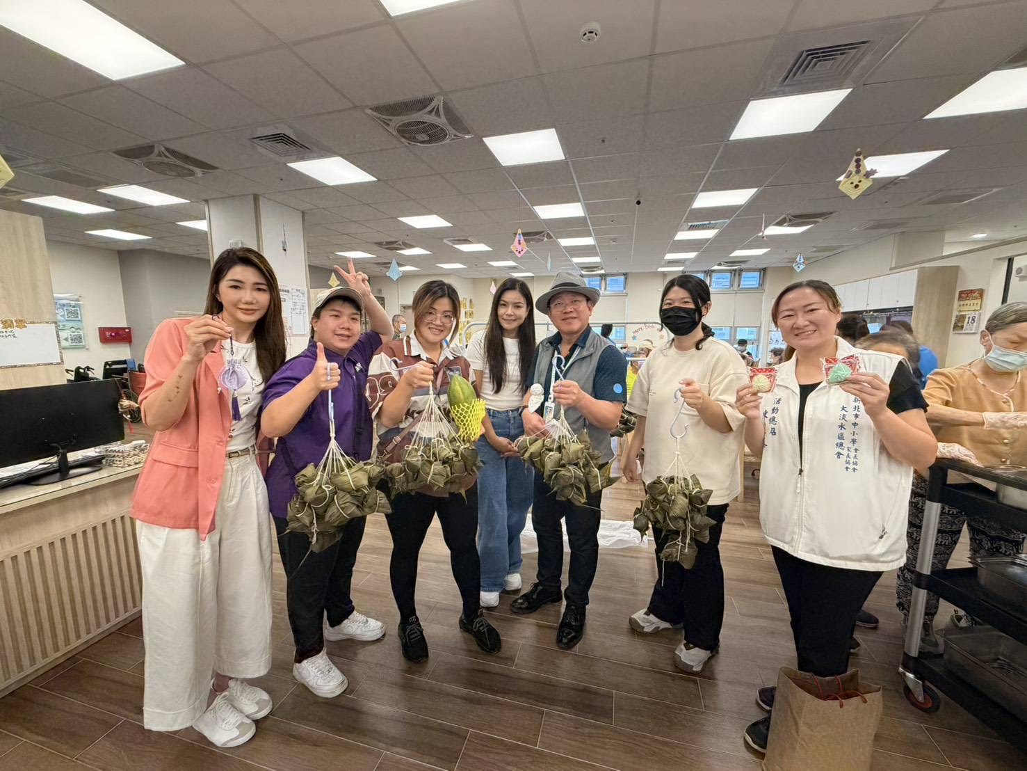 淡海國小CSR「包粽敬老、愛欣共好」