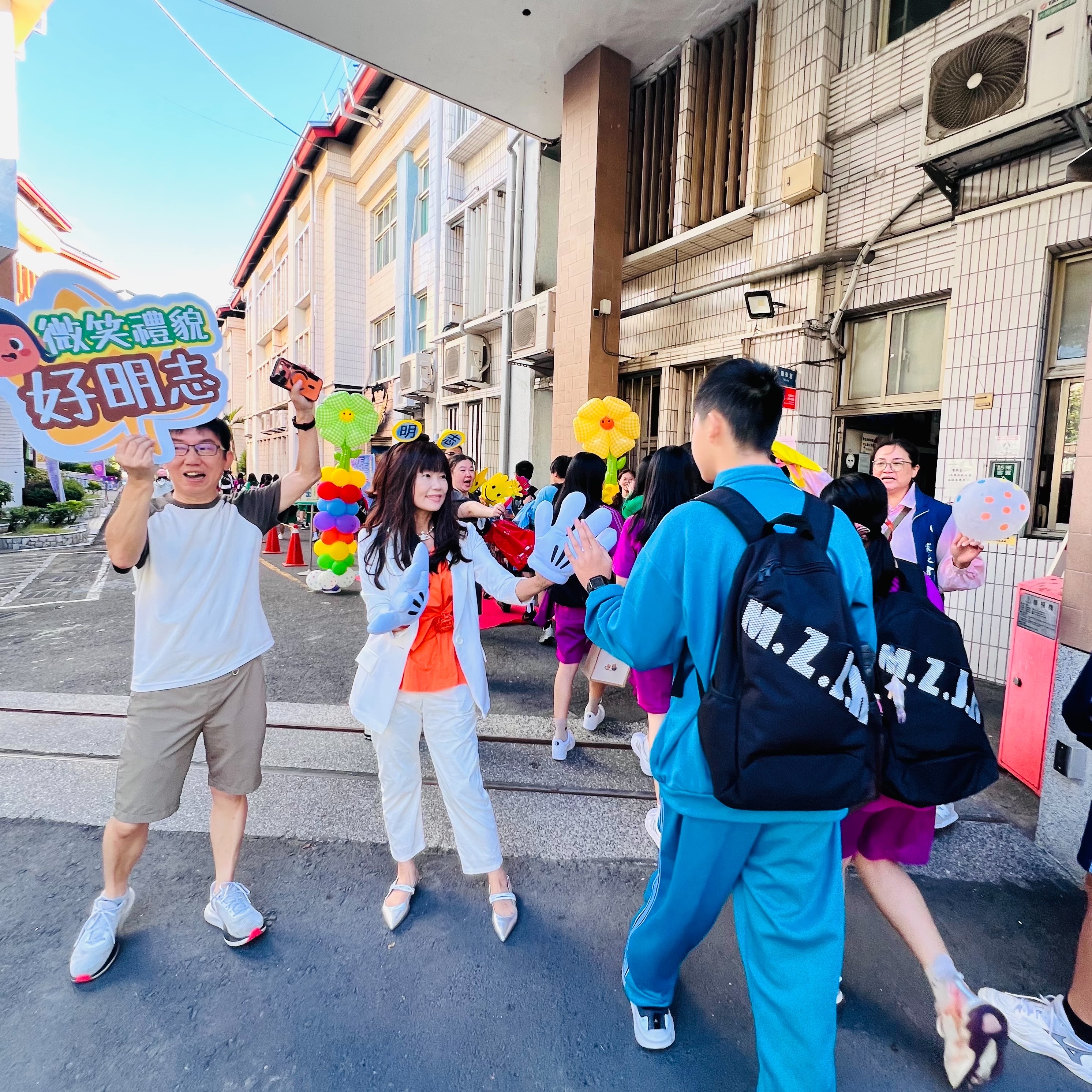 開學快樂 Give Me Five！明志國中紅毯迎新　校長與家長會攜手為孩子加油