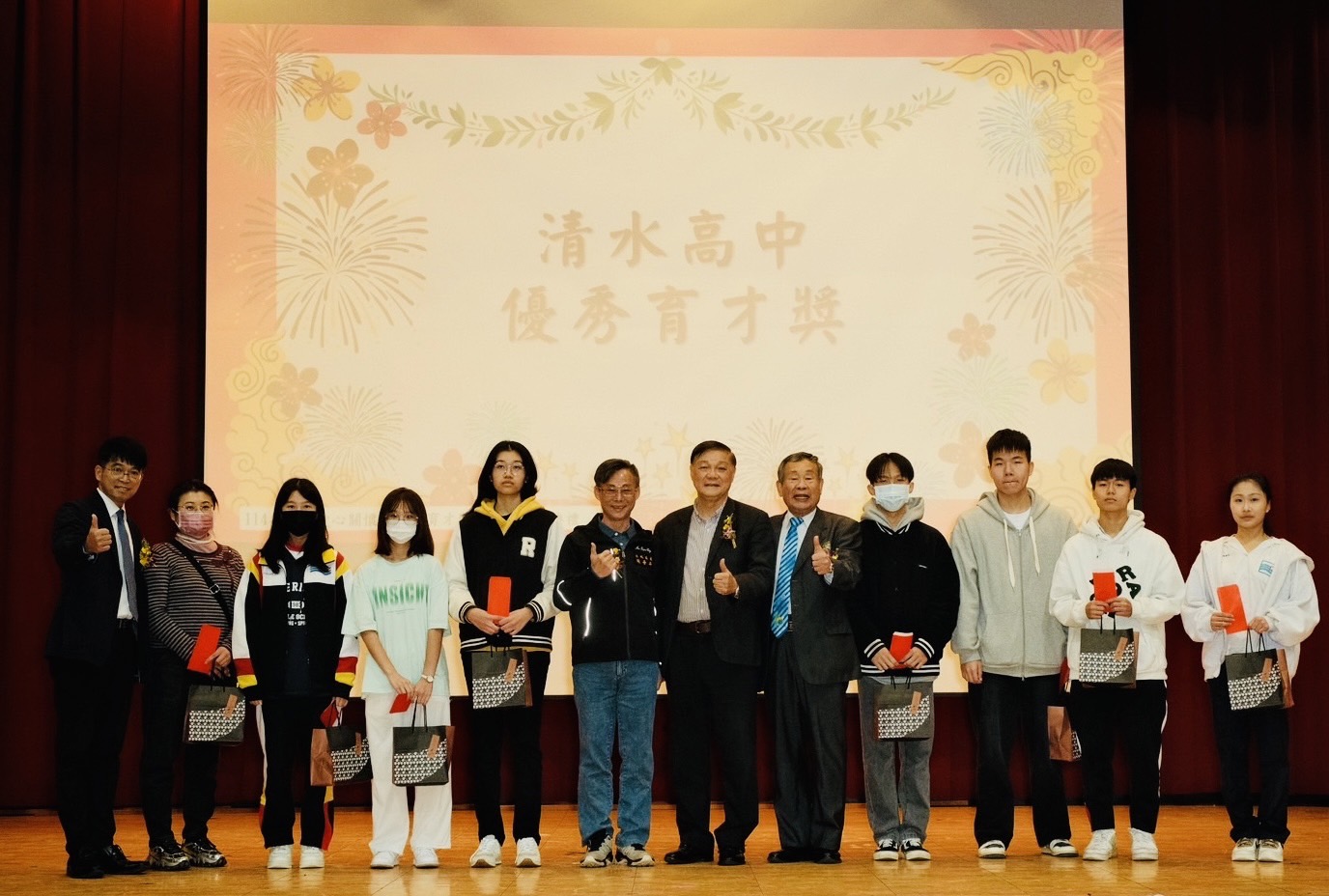 財團法人新北市清水高中教育基金會董事長榮彭榮宗先生頒發愛心關懷暨優秀育才獎助學金