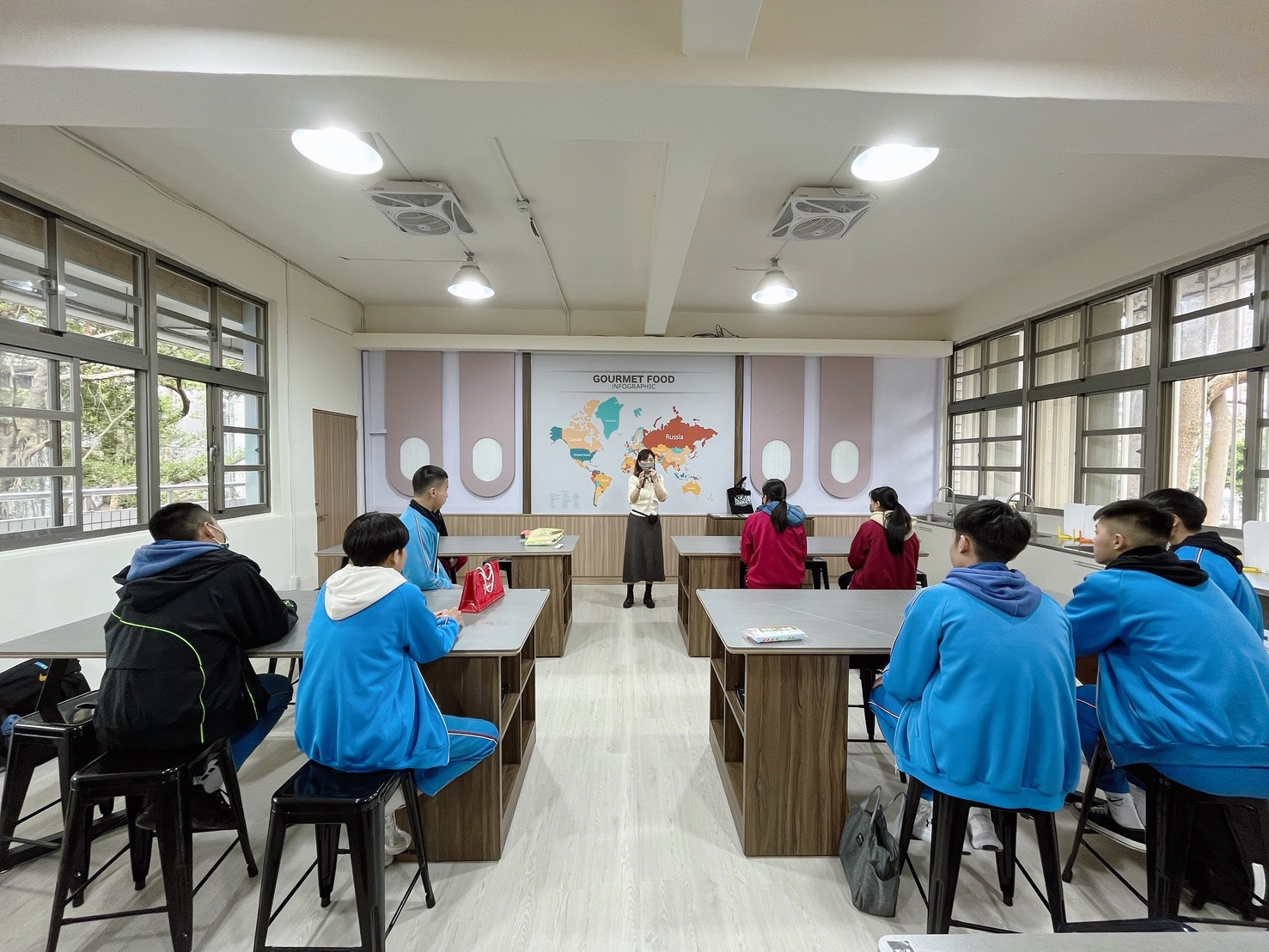 五峰國中啟用「峰FOOD料理教室」，開創雙語教育新模式