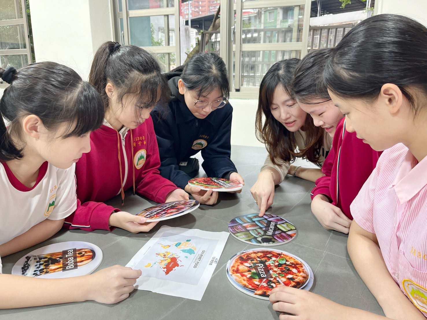 五峰國中啟用「峰FOOD料理教室」，開創雙語教育新模式